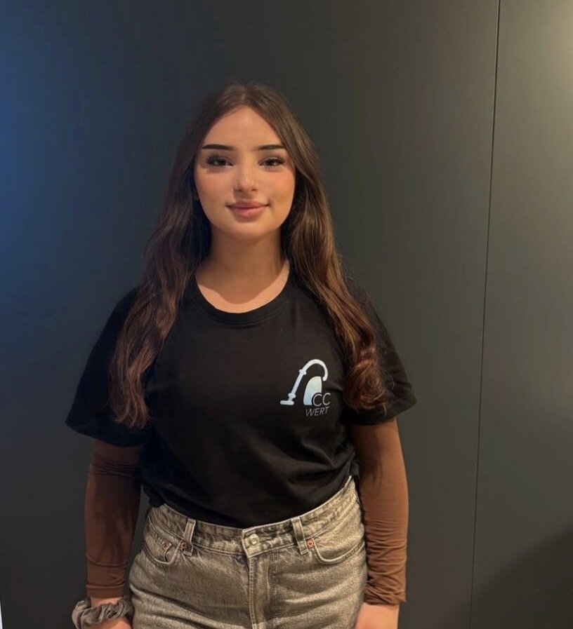 Mitarbeiterin in firmen-shirt