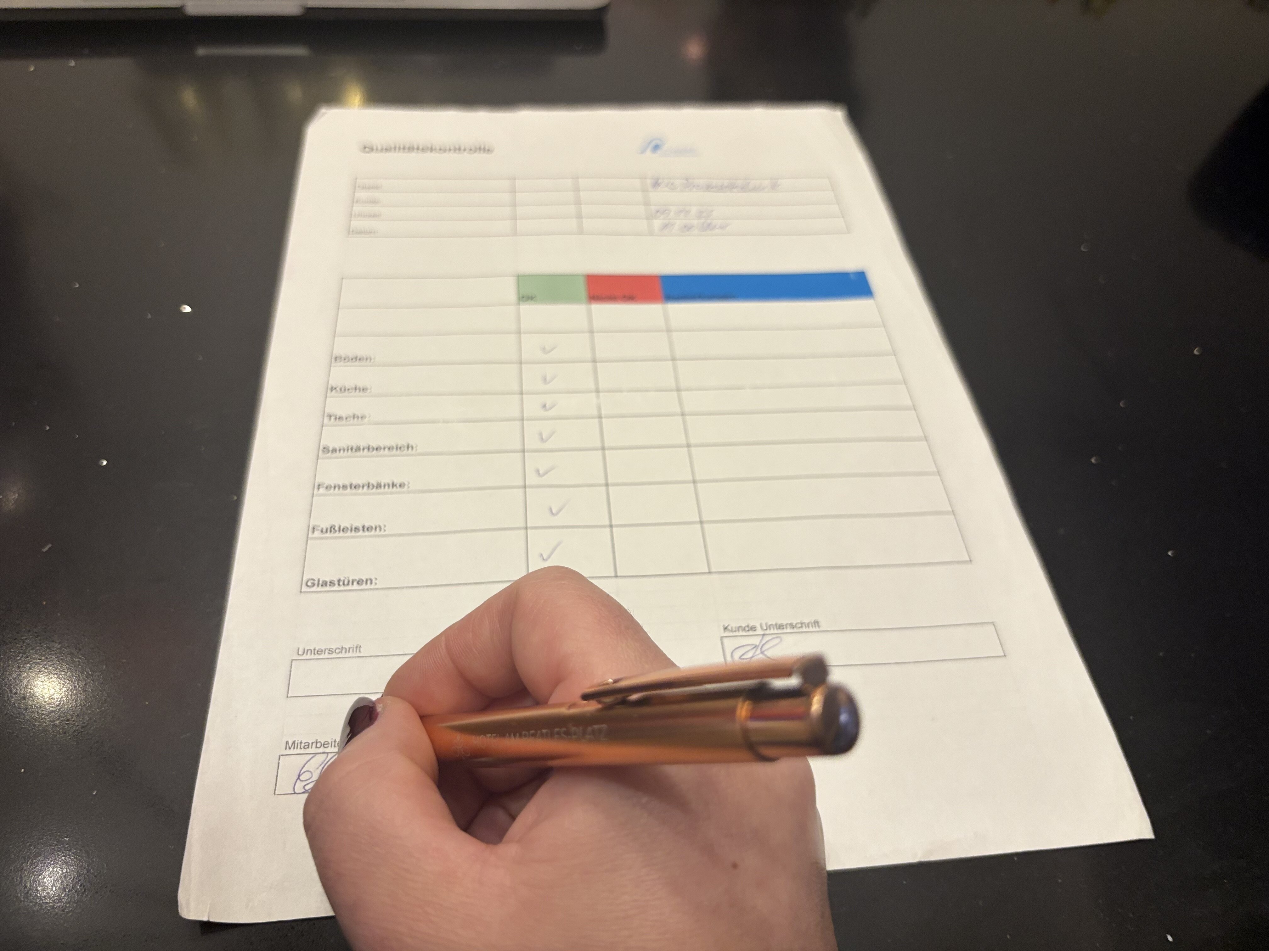 Papier und Stift für Qualitätskontrolle