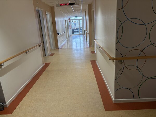 Klinik Unterhaltsreinigung Boden Flur 